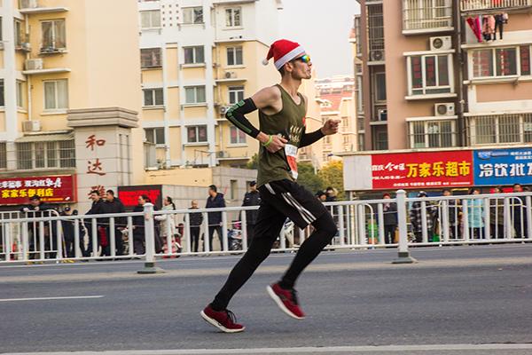 每天慢跑五公里消耗多少卡路里（慢跑5公里消耗多少卡路里）