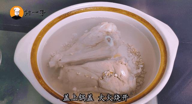 筒子骨和什么炖汤最好（筒骨煲汤放什么材料好）