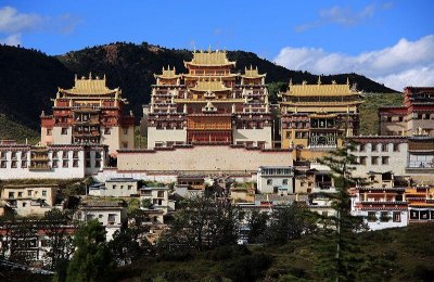 ​松赞林寺最大的藏传佛教寺院，被誉为“小布达拉宫”，门票115元