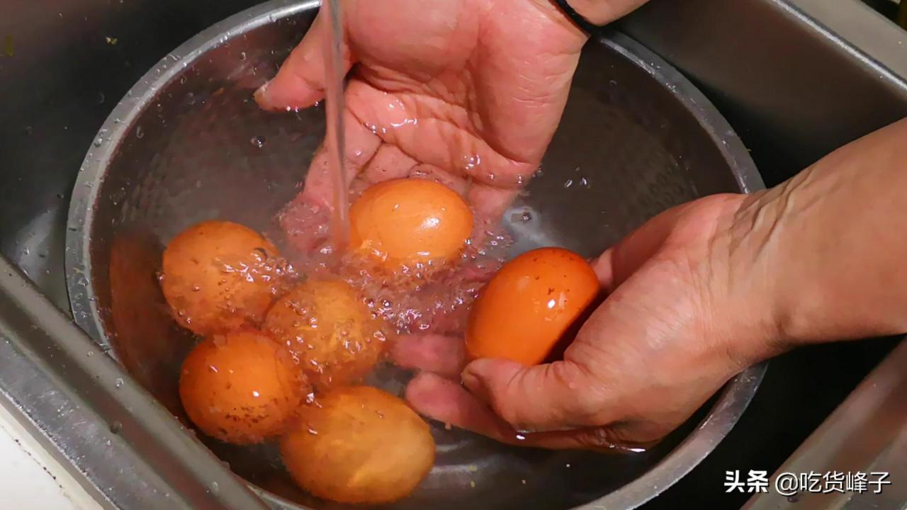 煮鸡蛋冷水下锅还是热水，水煮鸡蛋的正确煮法-