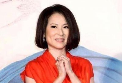 ​她曾是歌坛玉女，结婚9年被小三插足抢走丈夫，如今55岁仍单身