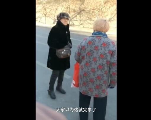 辣眼！大冷天男子在公交站解开女子上衣吻胸