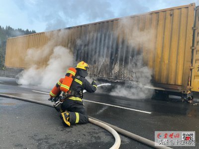 ​你的快递还好吧？满载20吨快递货车高速路上起火，现场浓烟滚滚