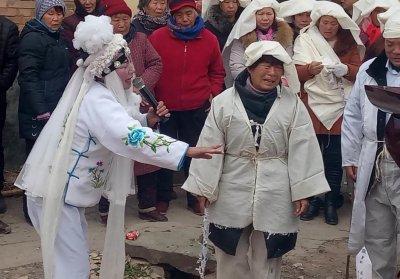 ​职业“哭灵人”：一年磕头上万次，每场挣700元，背后却遭人非议