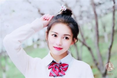 清水出芙蓉!武汉高校“樱花女神”走红网络