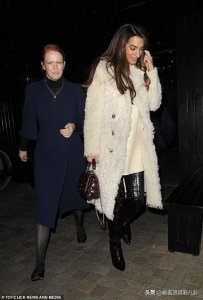 乔治·克鲁尼娇妻伦敦赴宴,脸上淡妆皱纹明显,穿皮毛外套秀长腿
